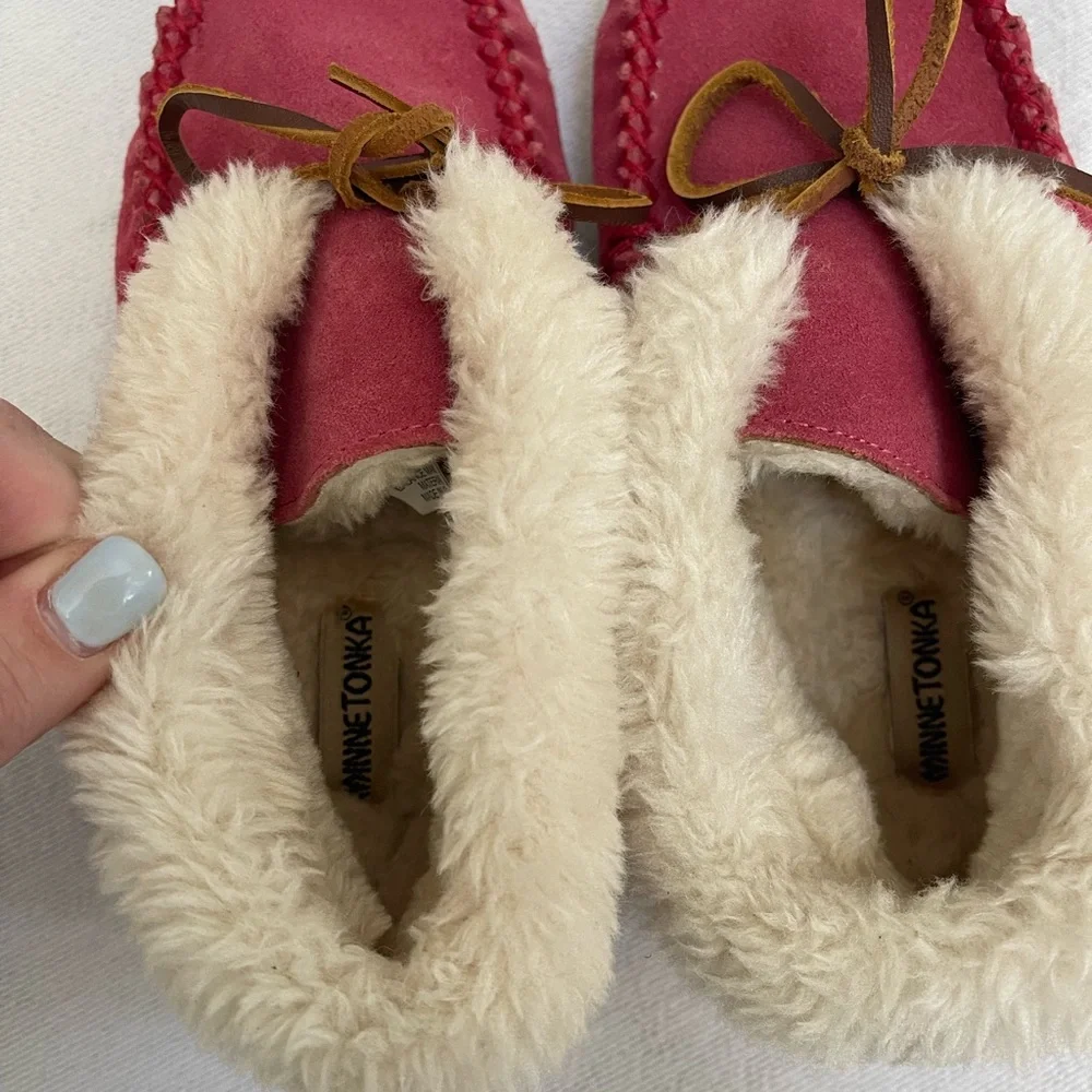 Minnetonka faux Fur Lined Moccasin Slippers - pink